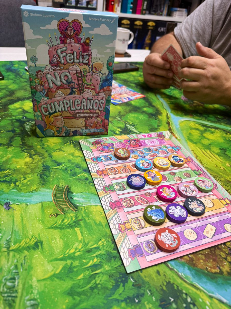 vazkez_javi's tweet photo. La nueva edición de Viva el Rey! Juego de puteo extremo que ahora saca @BrainPicnicNews con el arte de guapisimo @MeepleFoundry . Para perder amigos. Maravilloso https://t.co/Nqe2l5sKNz
