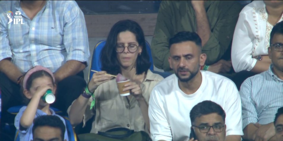 mufaddal_vohra's tweet photo. Jatin Sapru with his family at the Wankhede stadium. ❤️ https://t.co/7WkSBIWI1b