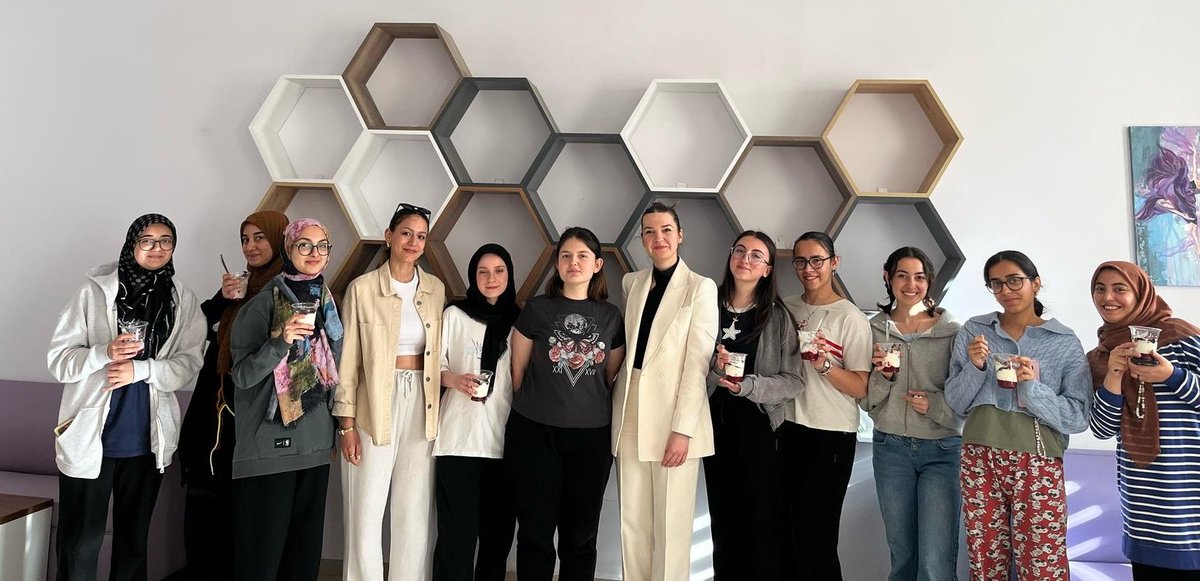 Sağlıklı Yaşam Atölyesi kapsamında öğrencilerimizin yaptığı "Yaz Tatlısı"😋

📍Uluşehir Yurdu

#GSBYurtları