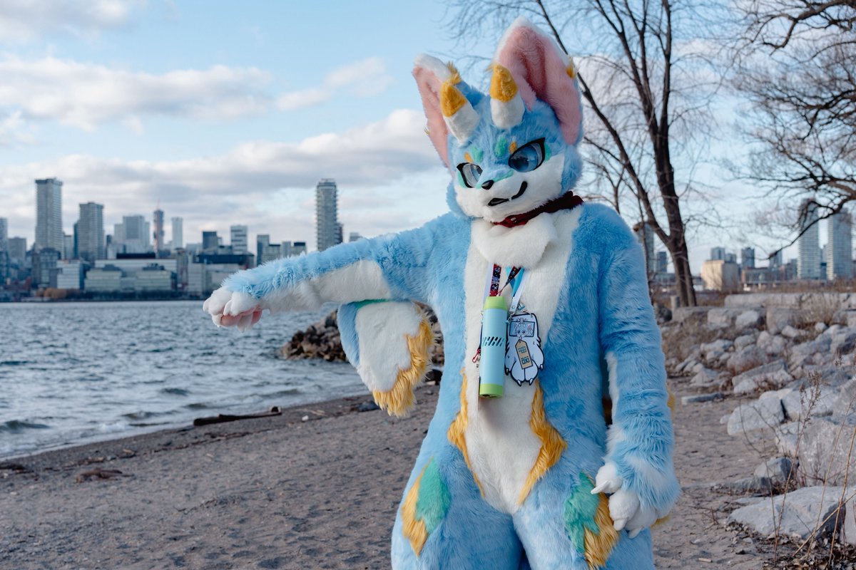 看！我长翅膀了～
#FursuitFriday 
📷: <a href="/ApatiteGrey/">磷灰灰灰Grey</a>