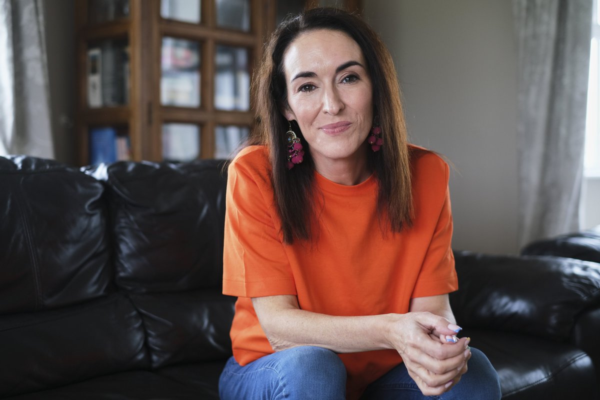 Ar Saol na mBan: Cluineann muid ó cheathrar a saolaíodh sna 70idí agus luath 80idí - Deirdre McAliskey, Elaine Ní Dhuibheannaigh, Michelle Nic Pháidín ⁊ Mary Nic Áilín. Pléitear cúrsaí oibre, grá, tinnis agus páistí.

19.30 @bbcsounds, BBC Raidió Uladh ⁊ BBC Raidió Feabhail