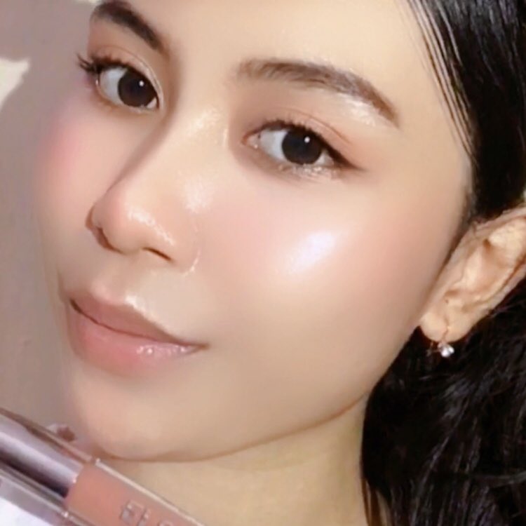 matte tapi tetap ringan dan moist banget di bibir 😍😍😍 <a href="/ElsheSkin/">ElshéSkin</a>