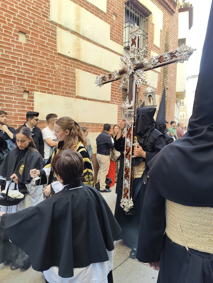 🔊 Vive con nosotros el #JuevesSanto en Málaga desde las 18:00 h. en la retransmisión especial de #AlHombro con <a href="/AMariRomero/">Ana María Romero</a>.
🎧 Escúchanos en el 90.8 FM, en ondacero.es, en la app de @OndaCero seleccionando Málaga, o en la app de Al Hombro.
#AlHombro2025