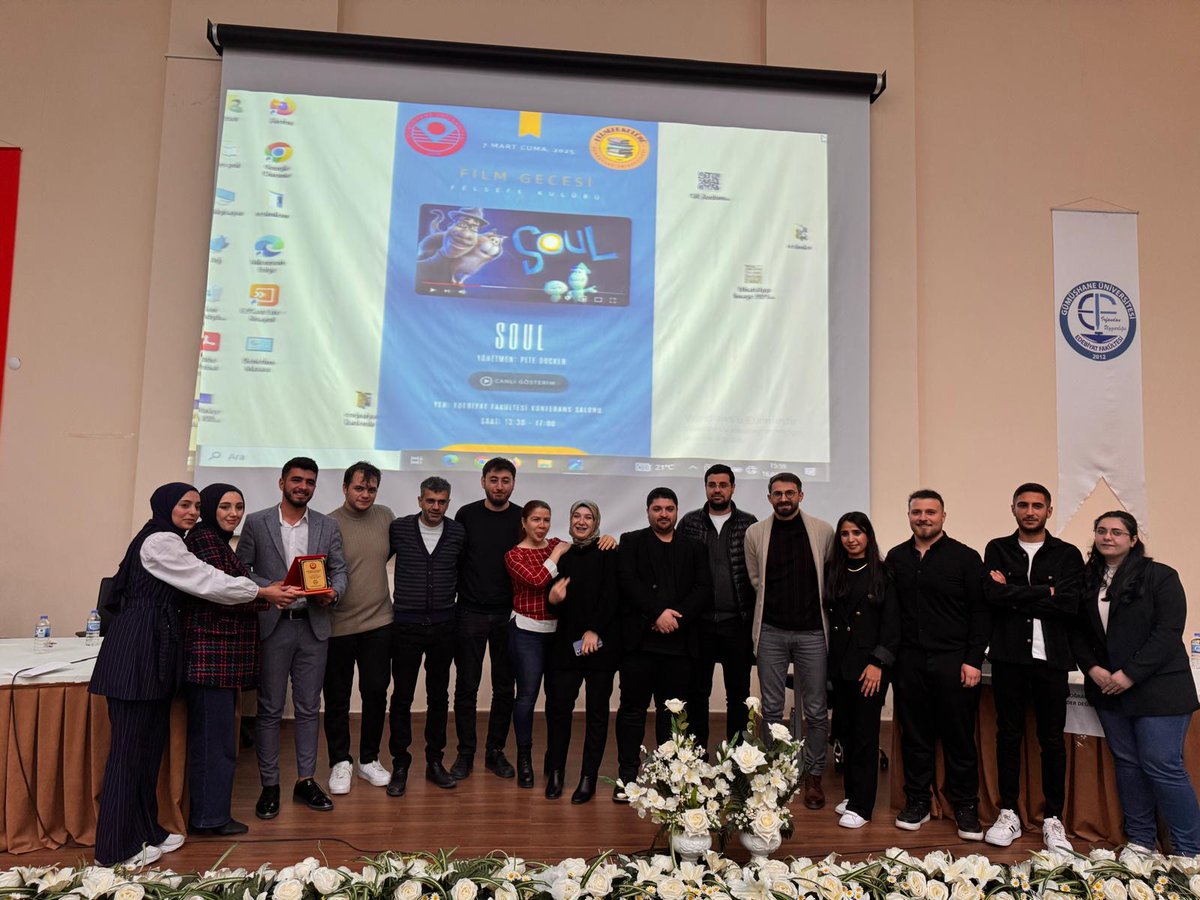 Cografya2929's tweet photo. Gümüşhane Üniversitesi Coğrafya Bölümü tarafından Dr. Öğr. Üyesi Kürşat Yurdigül’ün moderatörlüğünde düzenlenen “Coğrafya Kader midir?” münazarasında kazanan grup ödülünü Dr. Öğr. Üyesi Fatih Işık’tan aldı. Tebrikler! https://t.co/1gBc4hpwaj