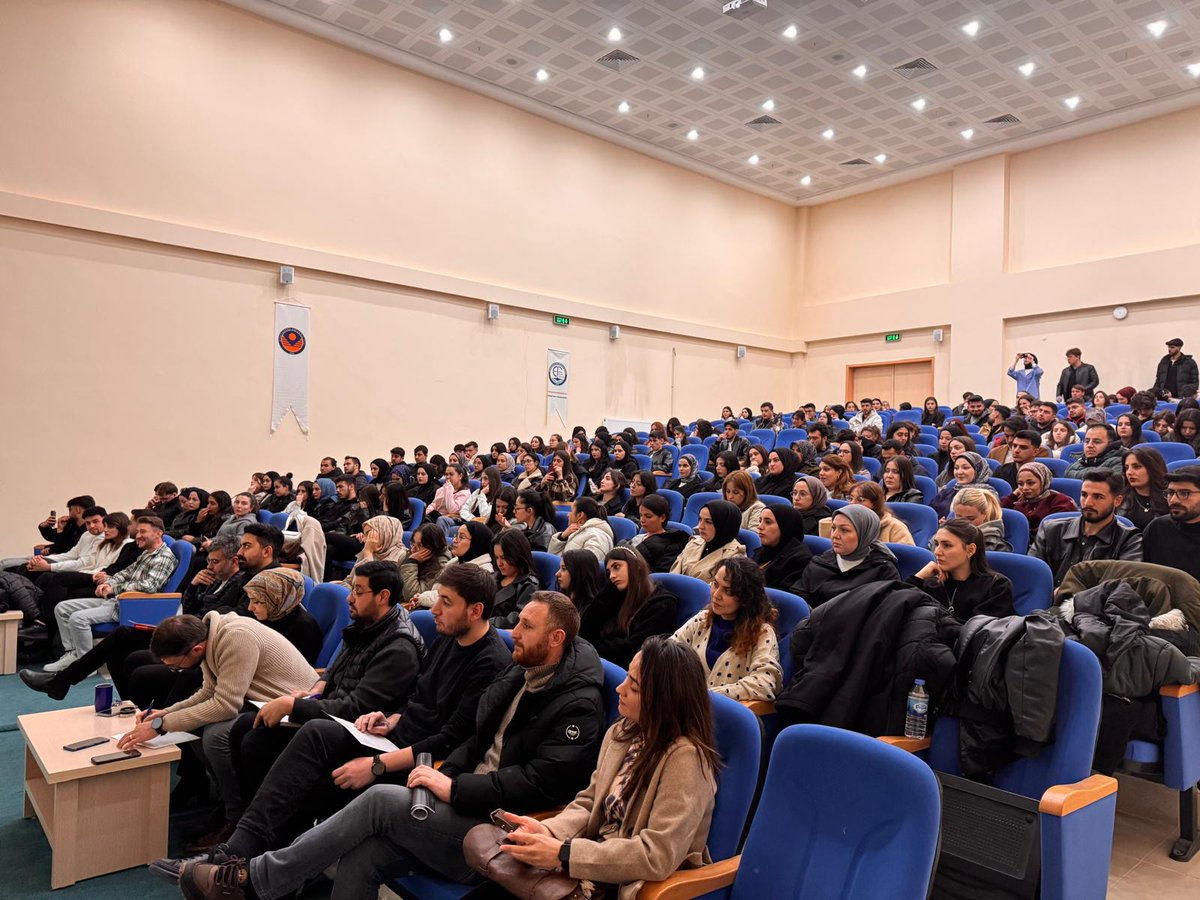 Cografya2929's tweet photo. Gümüşhane Üniversitesi Coğrafya Bölümü tarafından Dr. Öğr. Üyesi Kürşat Yurdigül’ün moderatörlüğünde düzenlenen “Coğrafya Kader midir?” münazarasında kazanan grup ödülünü Dr. Öğr. Üyesi Fatih Işık’tan aldı. Tebrikler! https://t.co/1gBc4hpwaj