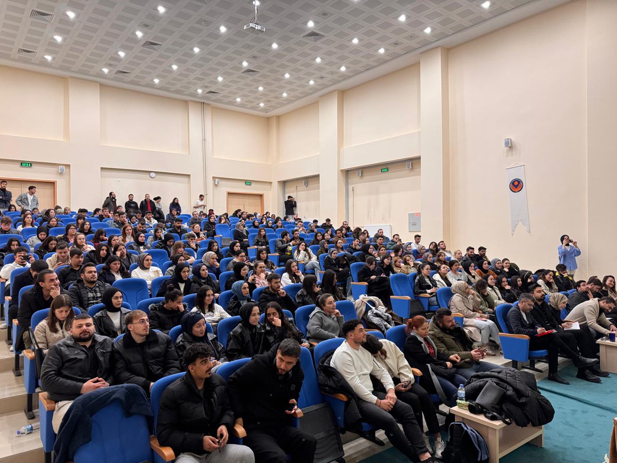 Cografya2929's tweet photo. Gümüşhane Üniversitesi Coğrafya Bölümü tarafından Dr. Öğr. Üyesi Kürşat Yurdigül’ün moderatörlüğünde düzenlenen “Coğrafya Kader midir?” münazarasında kazanan grup ödülünü Dr. Öğr. Üyesi Fatih Işık’tan aldı. Tebrikler! https://t.co/1gBc4hpwaj