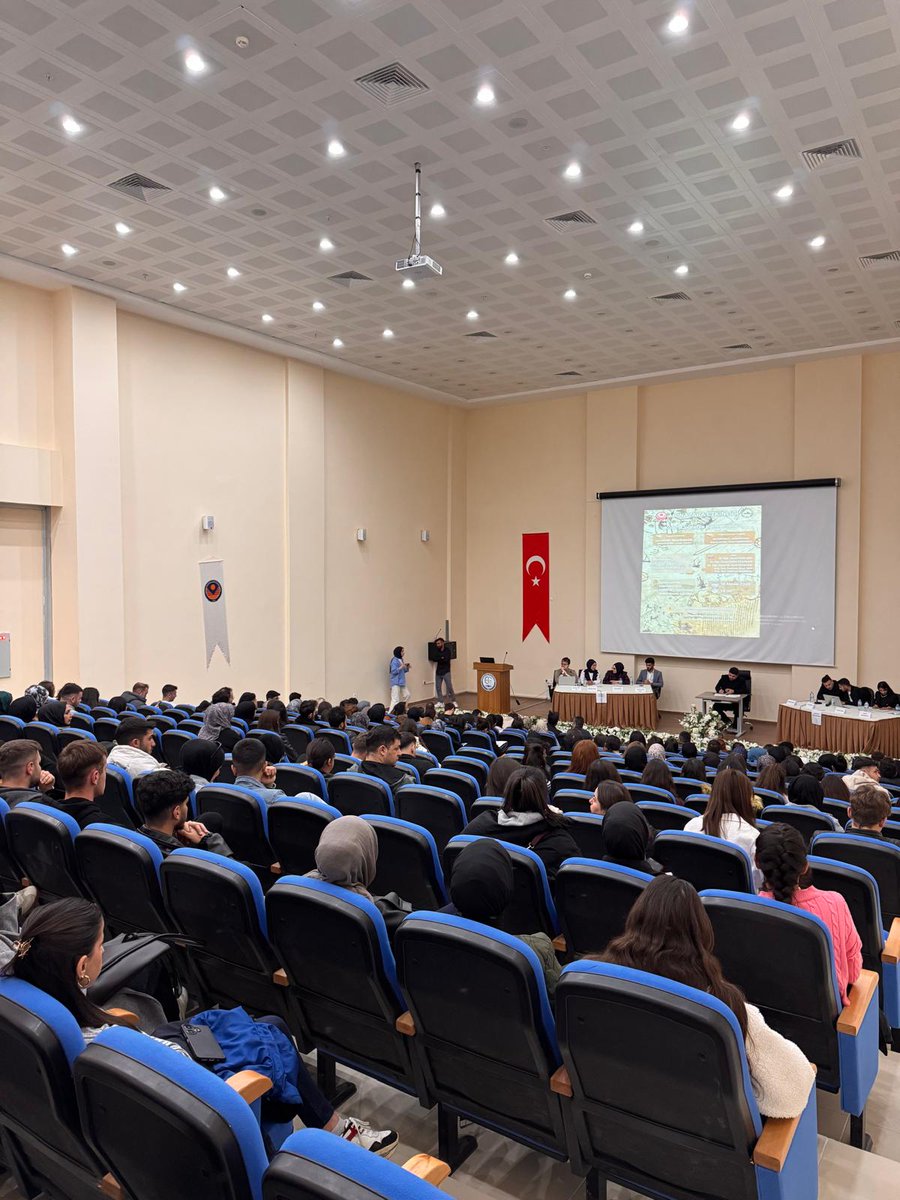 Gümüşhane Üniversitesi Coğrafya Bölümü tarafından Dr. Öğr. Üyesi Kürşat Yurdigül’ün moderatörlüğünde düzenlenen “Coğrafya Kader midir?” münazarasında kazanan grup ödülünü Dr. Öğr. Üyesi Fatih Işık’tan aldı. Tebrikler!