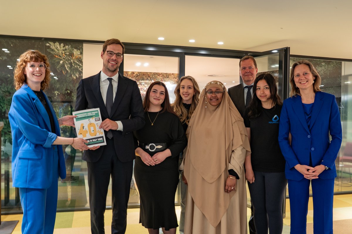 Leonida (18) is er kraakhelder over in Den Haag: "we zijn bezig met overleven". Vier jongeren overhandigden ons rapport aan <a href="/StasSZW/">Jurgen Nobel</a>. Ze deelden hoe het is om op te groeien met armoedestress, zonder uitzicht op kansen. #DagvandeKinderarmoede <a href="/MinisterieSZW/">Ministerie van Sociale Zaken & Werkgelegenheid</a> kinderhulp.nl/nieuws/zorgwek…