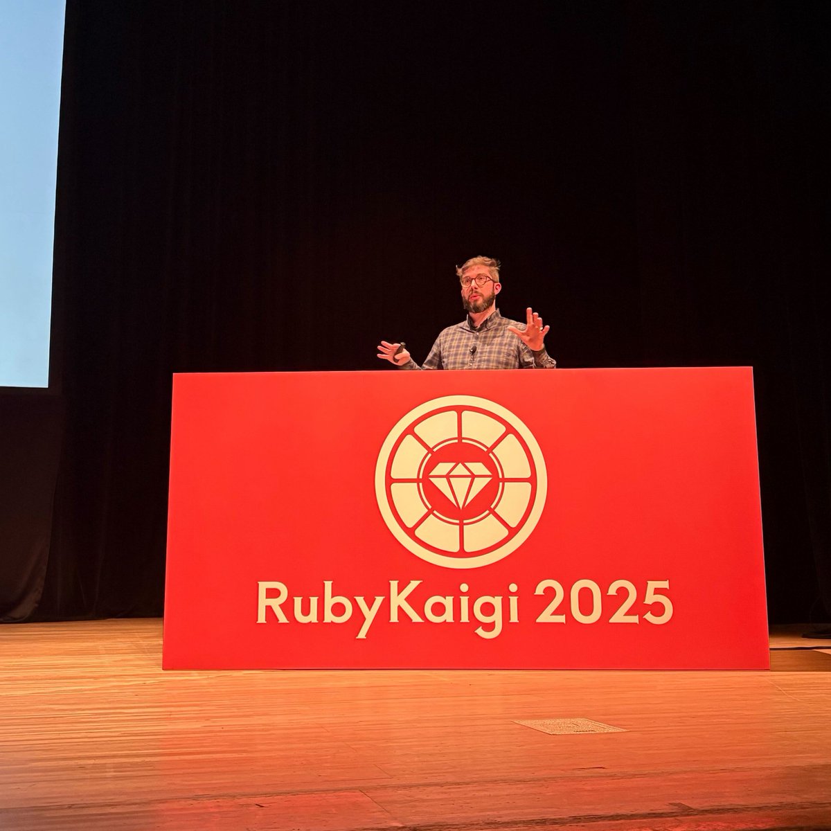🗜️🔨What are the tools that allow us to be productive in our editors? At #RubyKaigi, <a href="/vinistock/">Vinicius Stock</a> shares the techniques to analyze DSLs statically and Alexandre Terrasa shows the new support for inline RBS comments in Sorbet <a href="/sorbet_ruby/">Sorbet</a>. 🍨