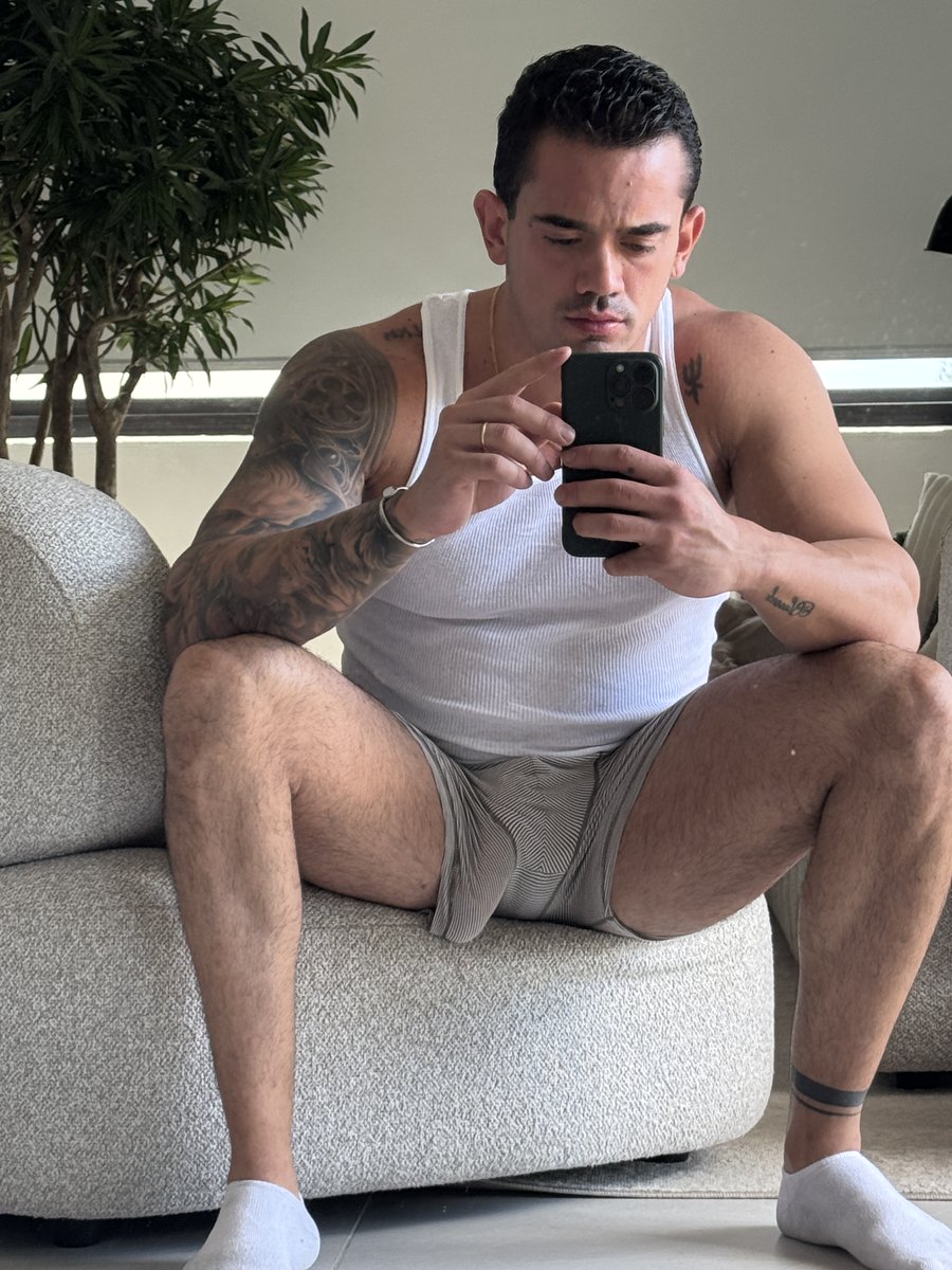 say hi for a suprise pic in ur dms