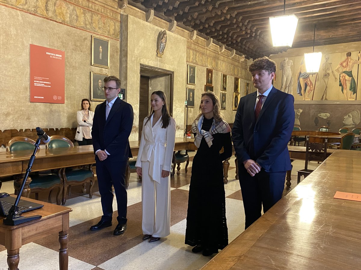 Emozioni alla prima sessione di laurea del Corso Medicine &amp; Surgery istituito nel 2019 e coordinato dal prof. G. Calò.
I dottori proclamati dalla Presidente prof.ssa Pontisso, con i proff. Collantoni, Belloni, Cipriani e Oliviero, e il rap. dell'Ordine dott. Sussan <a href="/UniPadova/">Università di Padova</a>