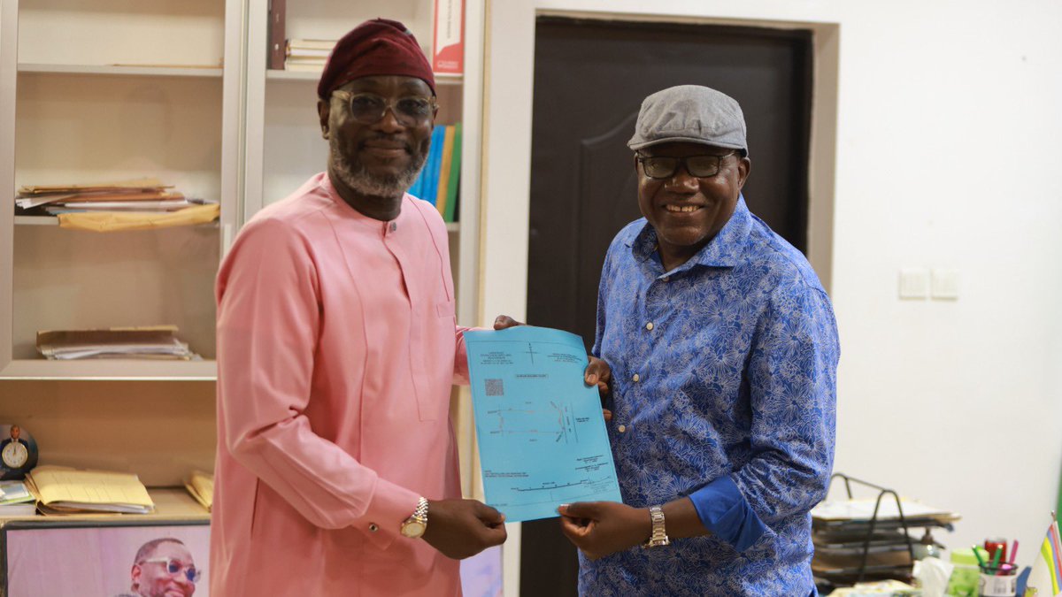 WaterfrontLagos's tweet photo. Hon. Ekundayo Alebiosu aka Mr. Fixer resolves lingering waterfront dispute in Okun Ajah. He presented certified e-survey plans to residents. A major step toward inclusive, sustainable development under Gov. Sanwo-Olu’s THEMES+ agenda. #Waterfront #MrFixer https://t.co/mbe8xJDGEI