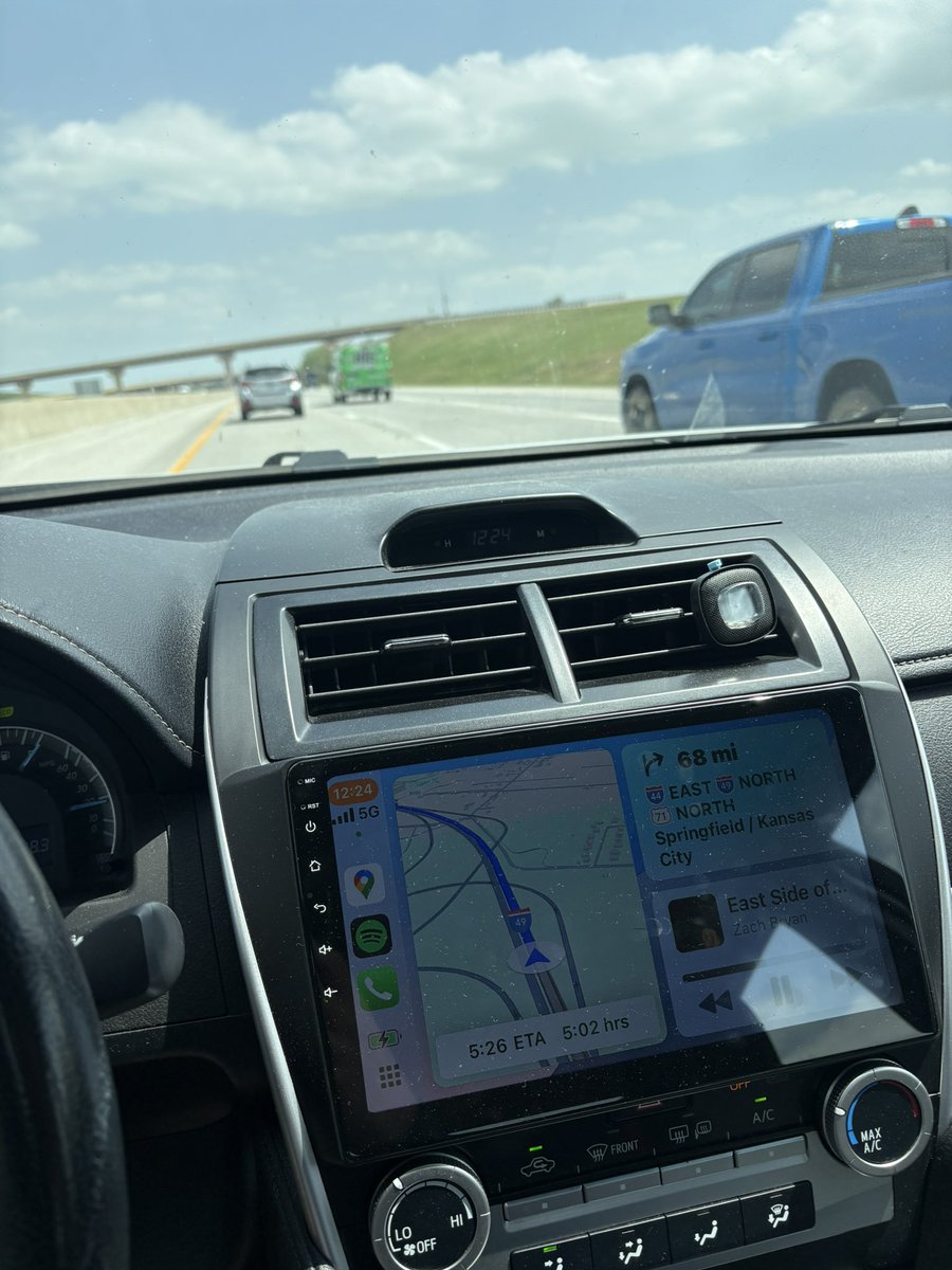 DustyThompson69's tweet photo. Headed home. Gonna show the hometown how a white boy runs the ball https://t.co/aqiwNdwwVL