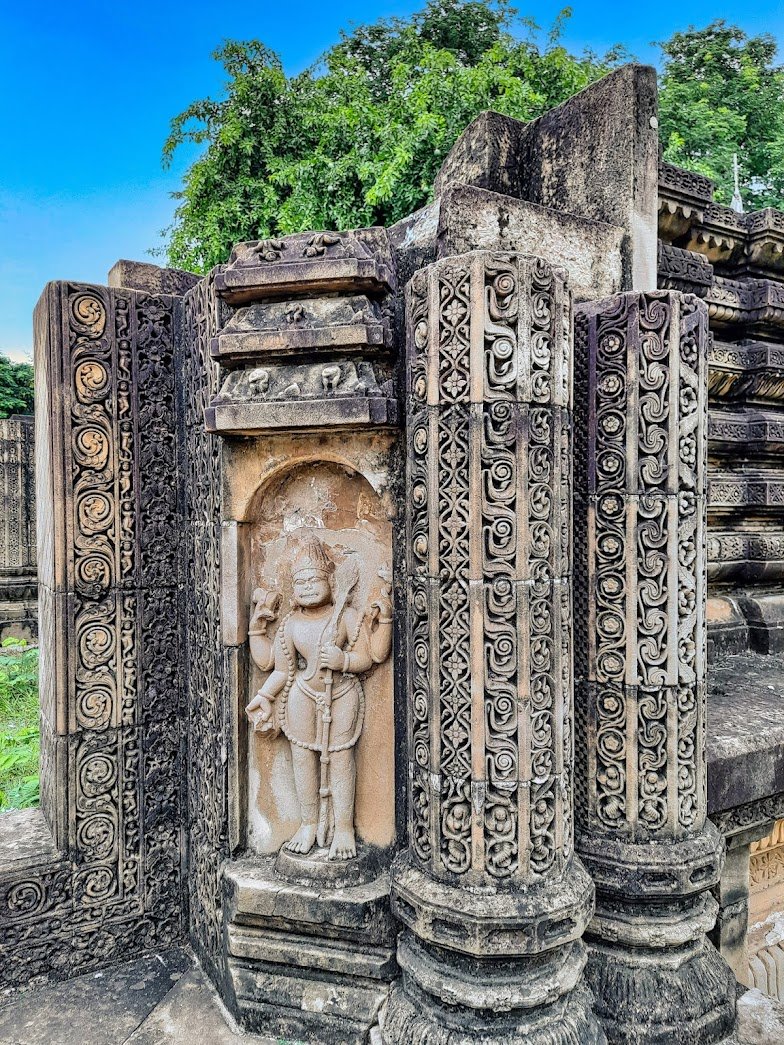 SubhenduDash22's tweet photo. The 8th century Rameswar Temple in Boudh, Odisha – a stunning trio of Shaiva shrines showcasing early Kalingan architecture. #OdishaHeritage #KalinganArchitecture #ShaivaTemples #Boudh #IndianHistory https://t.co/J6eDM3hXK8