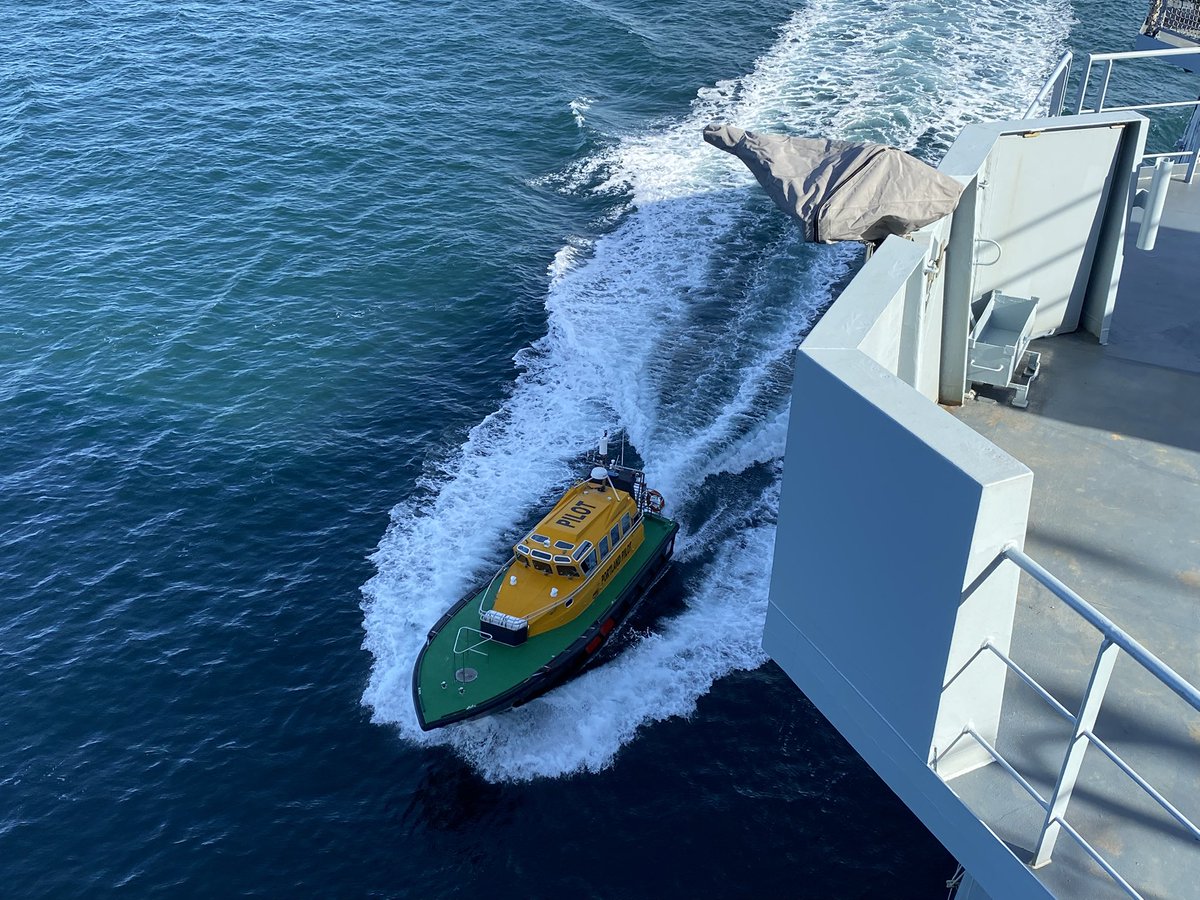 RFATidespring's tweet photo. @RFATidespring - After a week of sea trials and training, RFA Tidespring arrives into Portland for Easter Weekend, to embark stores and personnel
@RFAHeadquarters @PortlandDorset #portlandport #ThursdayThoughts https://t.co/fqn1JaSc6S