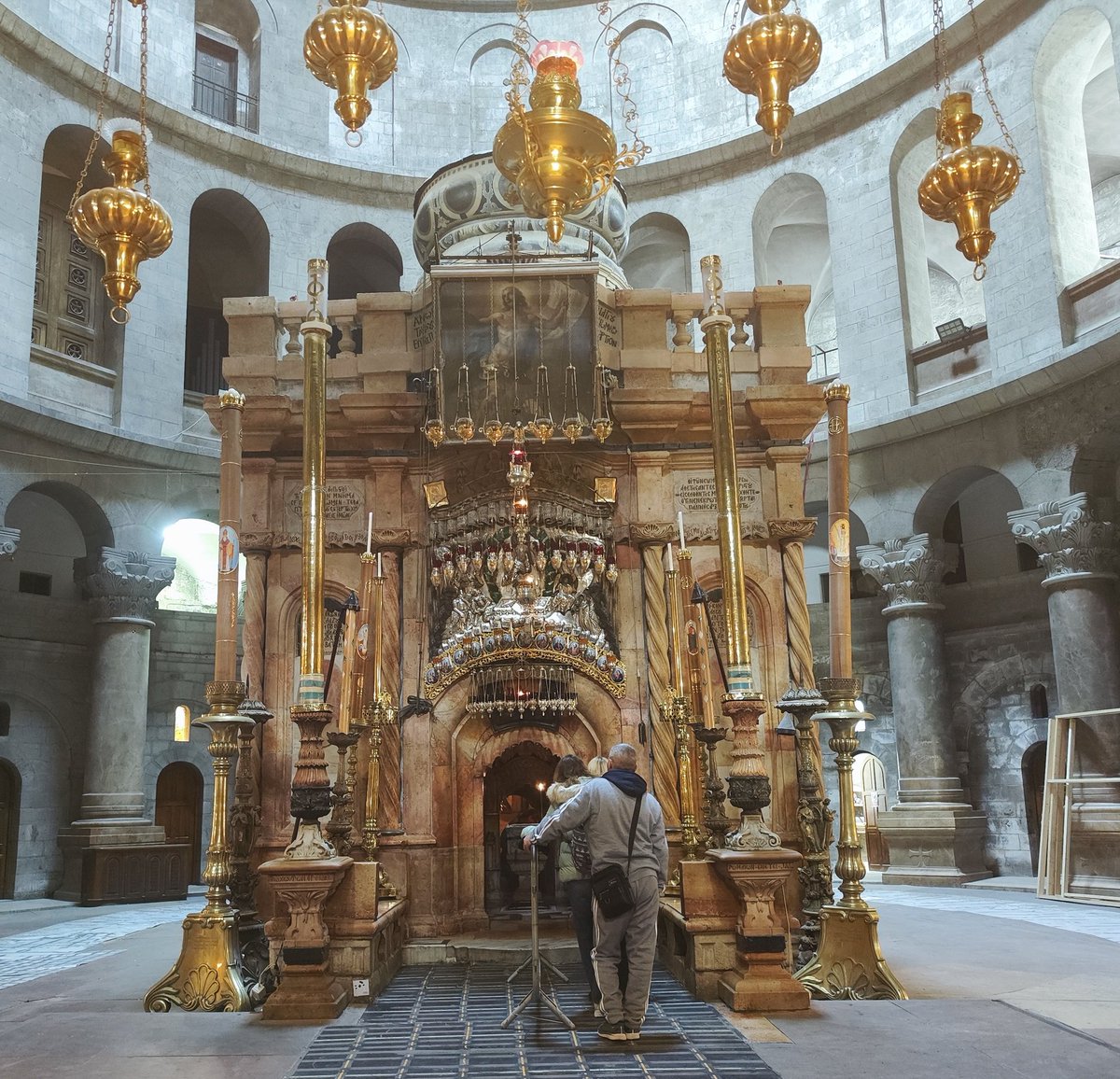 ✓ Éste es el Santo Sepulcro de Jesús, en Jerusalén. Hice esta foto en enero
✓ Es un lugar de importancia capital, más allá de las creencias
✓ Aquí se enraízan nuestra tradición, nuestra cultura, nuestro concepto de amor, de dignidad, de persona, de hermano
¡Feliz Semana Santa!