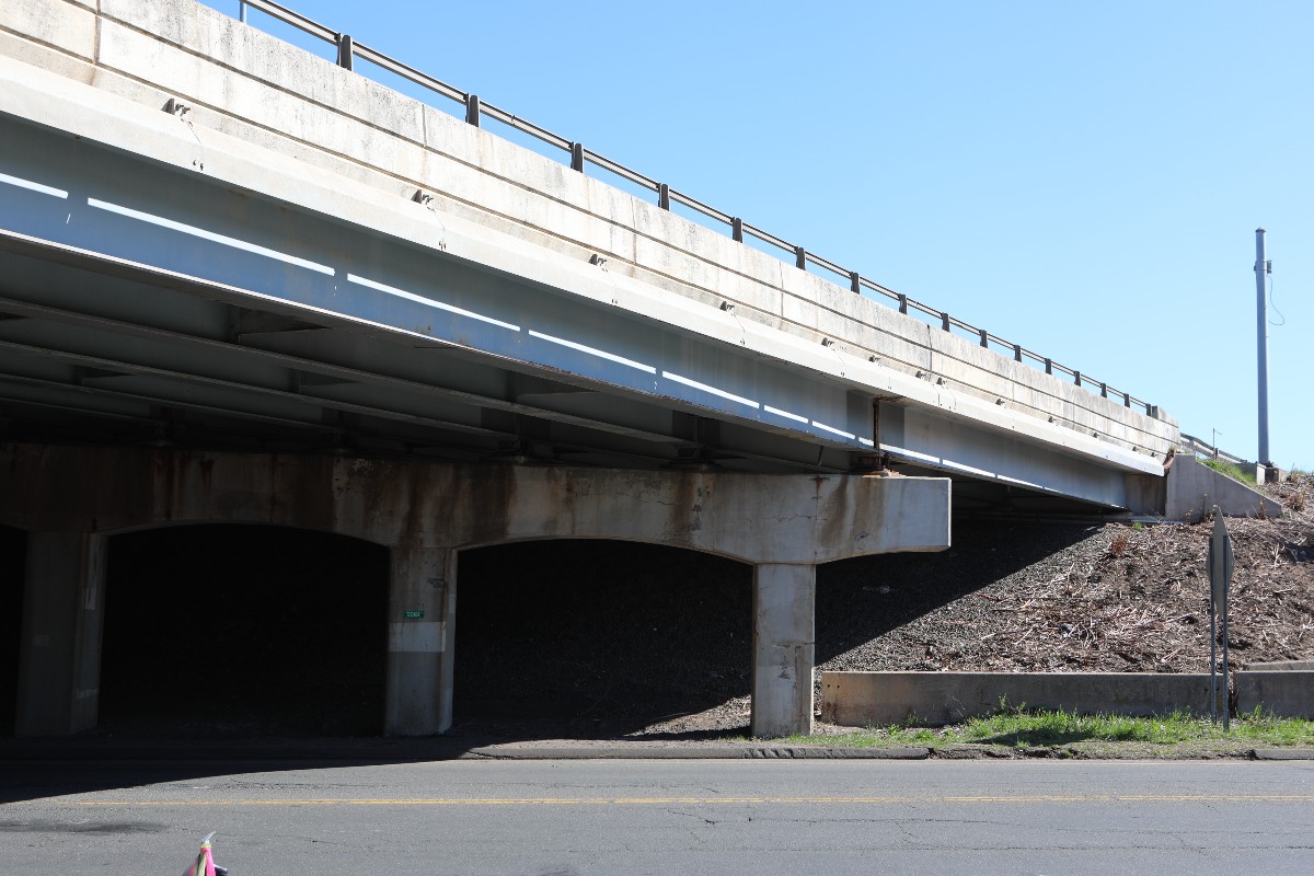 Today #CTDOT joined <a href="/GovNedLamont/">Governor Ned Lamont</a> &amp; <a href="/MetroNorth/">Metro-North Railroad</a> President Justin Vonashek to break ground on replacing two aging bridges on I-95 in #WestHaven.
 
The project will reduce congestion, improve traffic flow &amp; safety for 142,000 daily drivers at Interchange 43.
portal.ct.gov/dot/ctdot-pres…