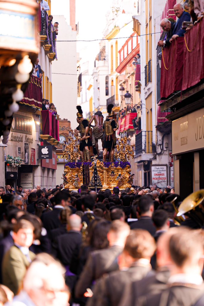 Las cigarreras enfilando sierpes
.
#SSantaSevilla25 <a href="/lascigarreras/">Las Cigarreras</a> 
.