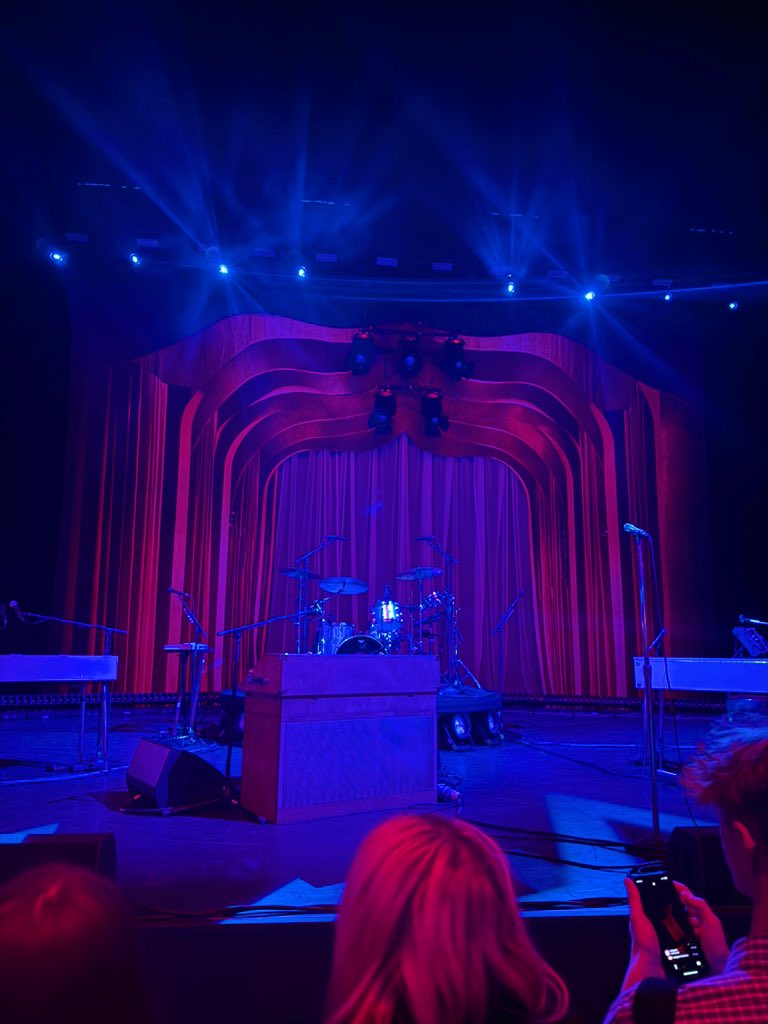 EmmaH1123's tweet photo. Ready for you @finneas ! #london #fcol #forcryingoutloud https://t.co/qZ8pfAwZCL