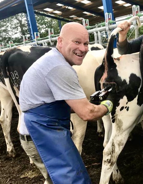 Discover advantages of #freezebranding with copper irons &amp; dry ice. This method freezes hair follicles, resulting in a highly visible white mark, perfect for clear ownership identification. Efficient, humane &amp; effective ow.ly/Vtwv50VvBou #LivestockID #cattle #cows #CattleID