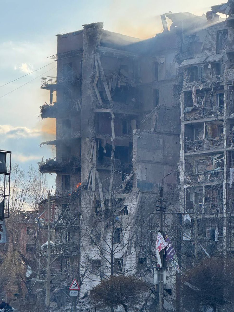 jana_skhidna's tweet photo. вікна на Паску можна не мити… 
головне аби вони були

але ж росіяни уїбани…

📍Покровськ https://t.co/tVat1QnQep