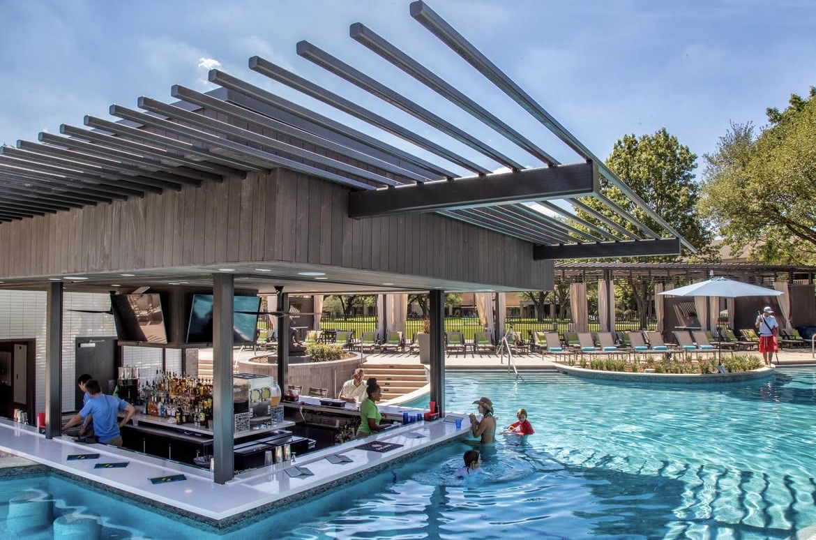 ‼️BREAKING NEWS‼️
JadeWaters Swim-Up Bar is now open DAILY! 🤩 Sip the day away and enjoy refreshing cocktails without ever leaving the pool! 

Come sip, splash, and soak up the sun – all day, every day! 🌞🍸

#hiltonanatole #dallas #dfw #swimupbar