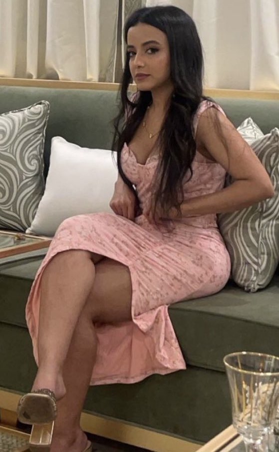 شف كيف تناظر قافطته يصور ونظرتها تبي تخنزره