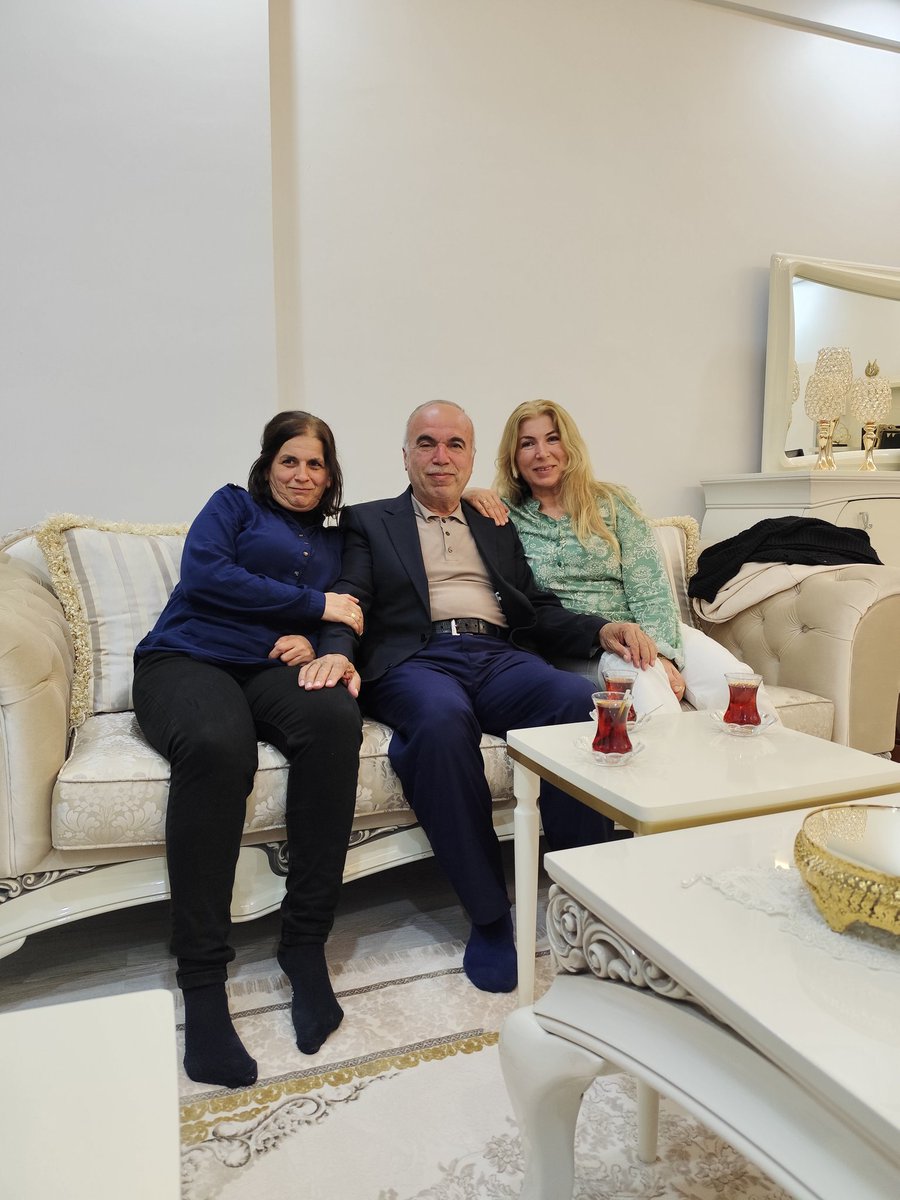 Yegenlerim Cahide Ankara'dan gelmiş.diyer yegenim de  Saadet antalyadan gelmişler.