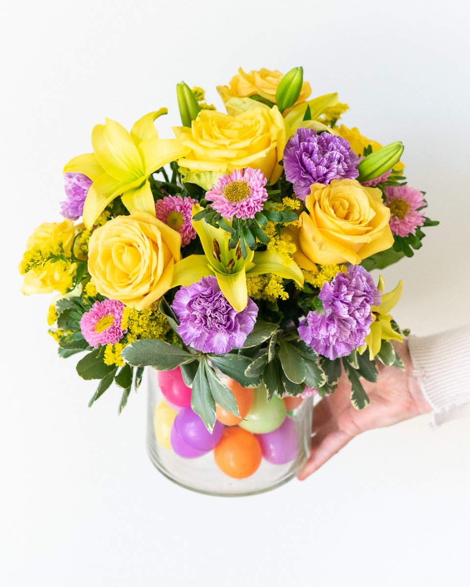 FromYouFlowers's tweet image. Let’s talk Easter traditions! 🐣✨

Are you team chocolate bunnies, egg hunts, or fresh flower centerpieces? (We vote for all three.)

#EasterCountdown #SpringCelebration #FromYouFlowers