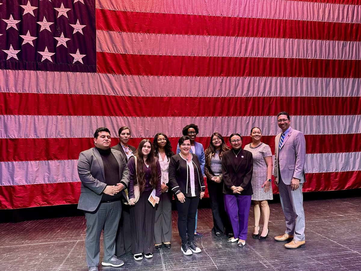 100+ new U.S. citizens took their oath today in a special naturalization ceremony hosted by ⁦<a href="/RepUnderwood/">Rep. Lauren Underwood</a>⁩ ⁦<a href="/rialtosquare/">Rialto Square Theatre</a>⁩ in Joliet ⁦<a href="/JolietJrCollege/">Joliet Junior College</a>⁩ ⁦<a href="/SSIPchicago/">SSIP</a>⁩