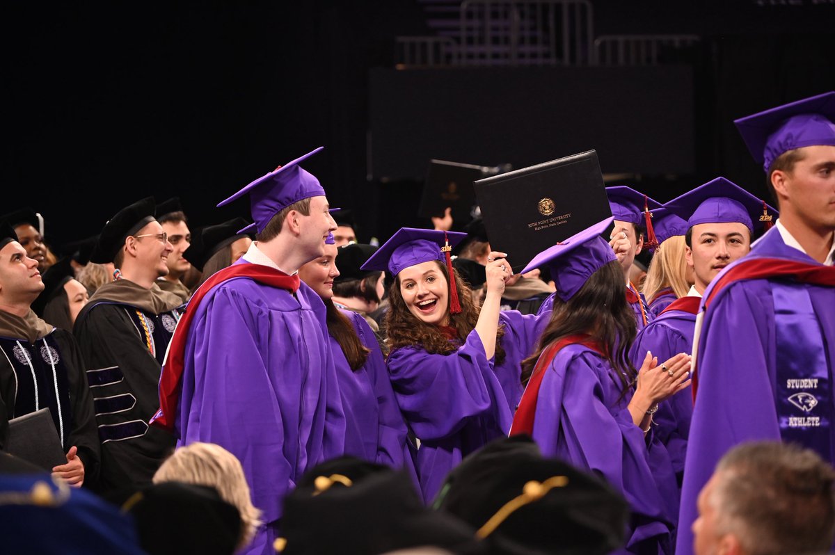 HighPointU's tweet photo. 🎓 Calling all 2025 GRADUATE degree candidates — this will be YOU in just two short weeks! Get ready to cross that stage and celebrate your incredible achievement! 💜
#HPU365 #GraduateDegree #HPUClassOf2025 https://t.co/6Q98puaa1b