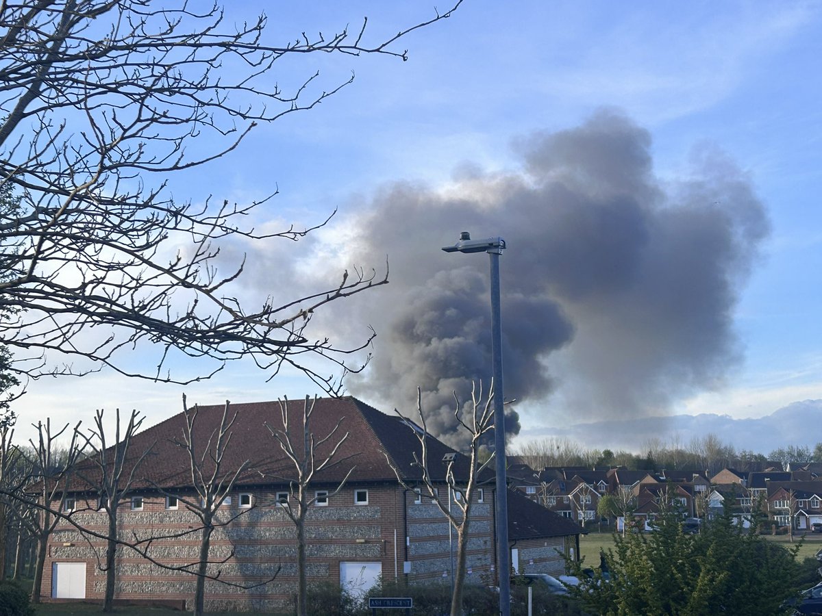 SomethingNoo's tweet photo. Anyone know what’s happened in Salisbury today? #Salisbury thick billowing black smoke. View from Bishopdown so we think it’s Old Sarum way? Hope everyone’s okay! https://t.co/KiZ8L4vloj
