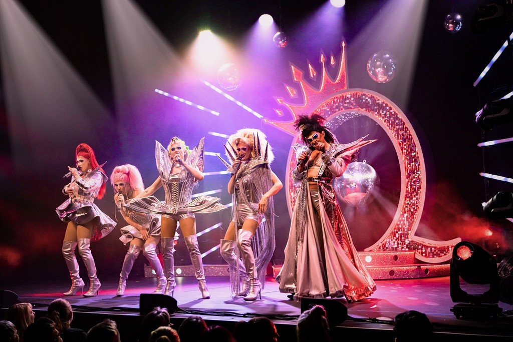 queenztheshow's tweet photo. ⚡️ CALLING ALL DISCO DIVAS ⚡️

The countdown is ON for the return of Queenz: Drag Me To The Disco!
This tour is MASSIVE, darling – we’re taking our six-inch heels, live vocals and across the UK from October to March. 💃👠

🎟️ https://t.co/KIbxgXQ6Uh

 #DragMeToTheDisco  #queenz https://t.co/3uZL47NHen