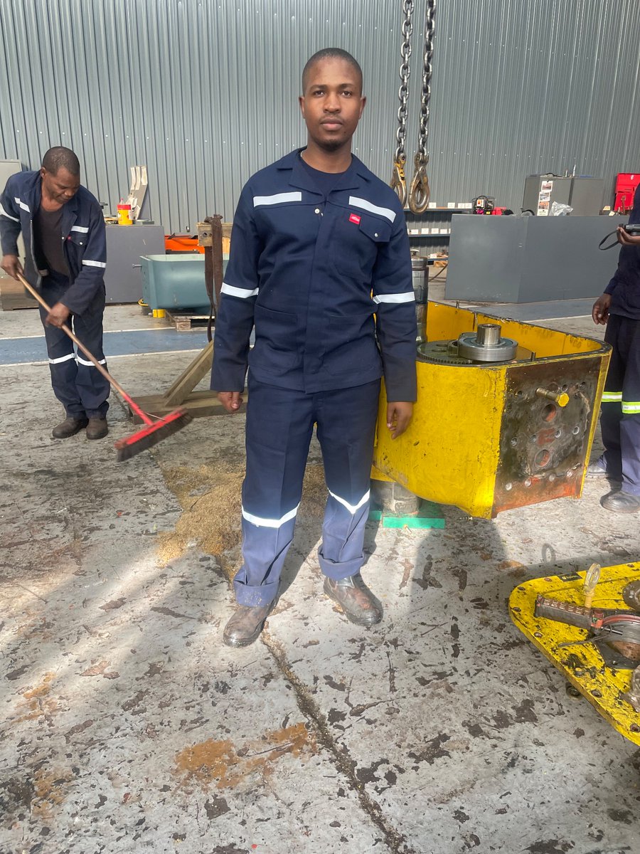 kg_njabulo's tweet image. 🥹Draughtsman ya Workshop ⚙️💪
#Fitter