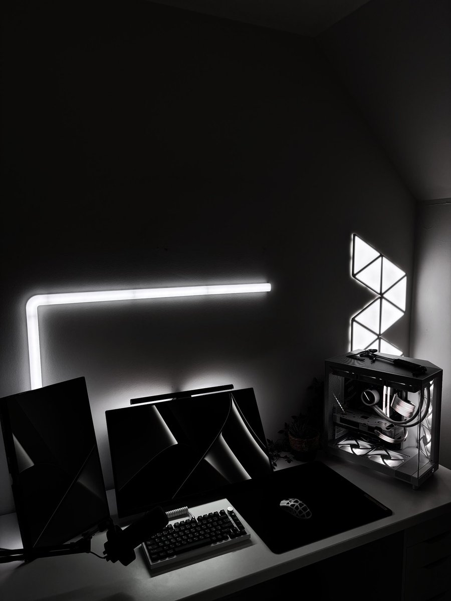 multigxds's tweet photo. Multigxds’s setup #setupgaming #setup #tech #fyp #wallpaper #vibe #monochrome #rating #viral https://t.co/XVw7PejbmB