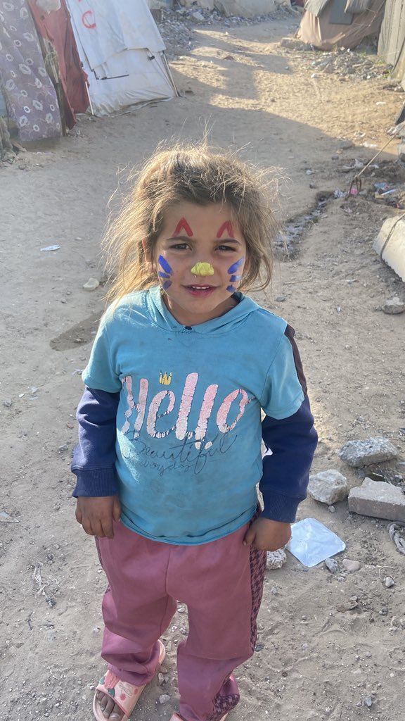 SARAMoh69489245's tweet photo. Today we distributed Chef Khaled's wonderful yellow rice, a favorite of many of the people in the camp. It is wonderful to be able to help so many people with Kitchen and we're truly grateful to all of you for helping us with your generous donations. 🙏
Life in #Gaza is very difficult, especially for those living in tents, there are so many people suffering every day here, they're hungry, thirsty and exposed to the elements. Of course there is also the constant threat of bombings and shellings, no place is truly safe. 😢💔
The animals suffer immensely as well, they're scared and hungry, unable to understand what is happening. I want to help them, I have been doing my best to feed and care for them but it is very difficult, pet food is extremely expensive. 😔
My dear friends, please help us, share my message and donate if you can, your support means so much to us. Thank you from the bottom of my heart. ❤️🙏

https://t.co/Ldz0v0YdQL
https://t.co/wQLCVcJC11
https://t.co/gO8dJBveTf