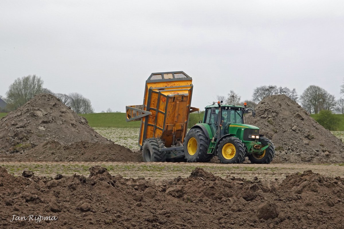 Warffum 10-4. Sloot dempen en kavel egaliseren, een Volvo EC220El rupskraan  van Wieringa. Een John Deere 6920S en een Claas Arion 540, beiden met een Alasco dumper. De Caterpillar D6T van gebr. Bijker schuift de boel weer vlak.