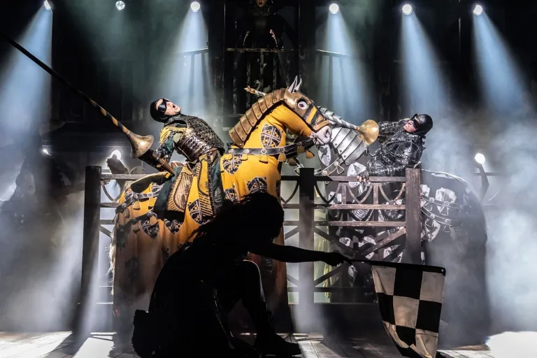Armour on, sword up! Check out the first-look snaps from the world premiere of A Knight’s Tale musical whatsonstage.com/news/a-knights…