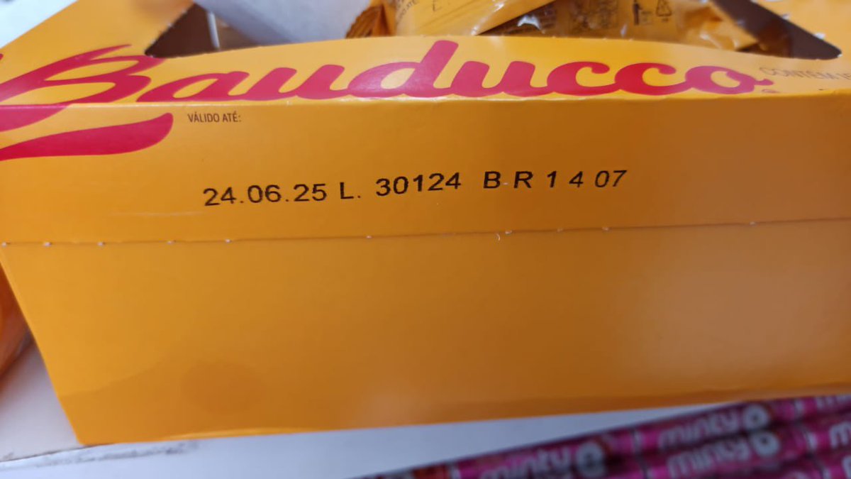 summadmx's tweet photo. Não comprem nada desses bolinhos desse lote de fabricação da @Bauducco o prazo de validade esta 06/25 mas estão podres por dentro, nojento! 
Comprar pra dar para crianças e ter essa surpresa

@Bauducco https://t.co/VtCyc0PKcJ