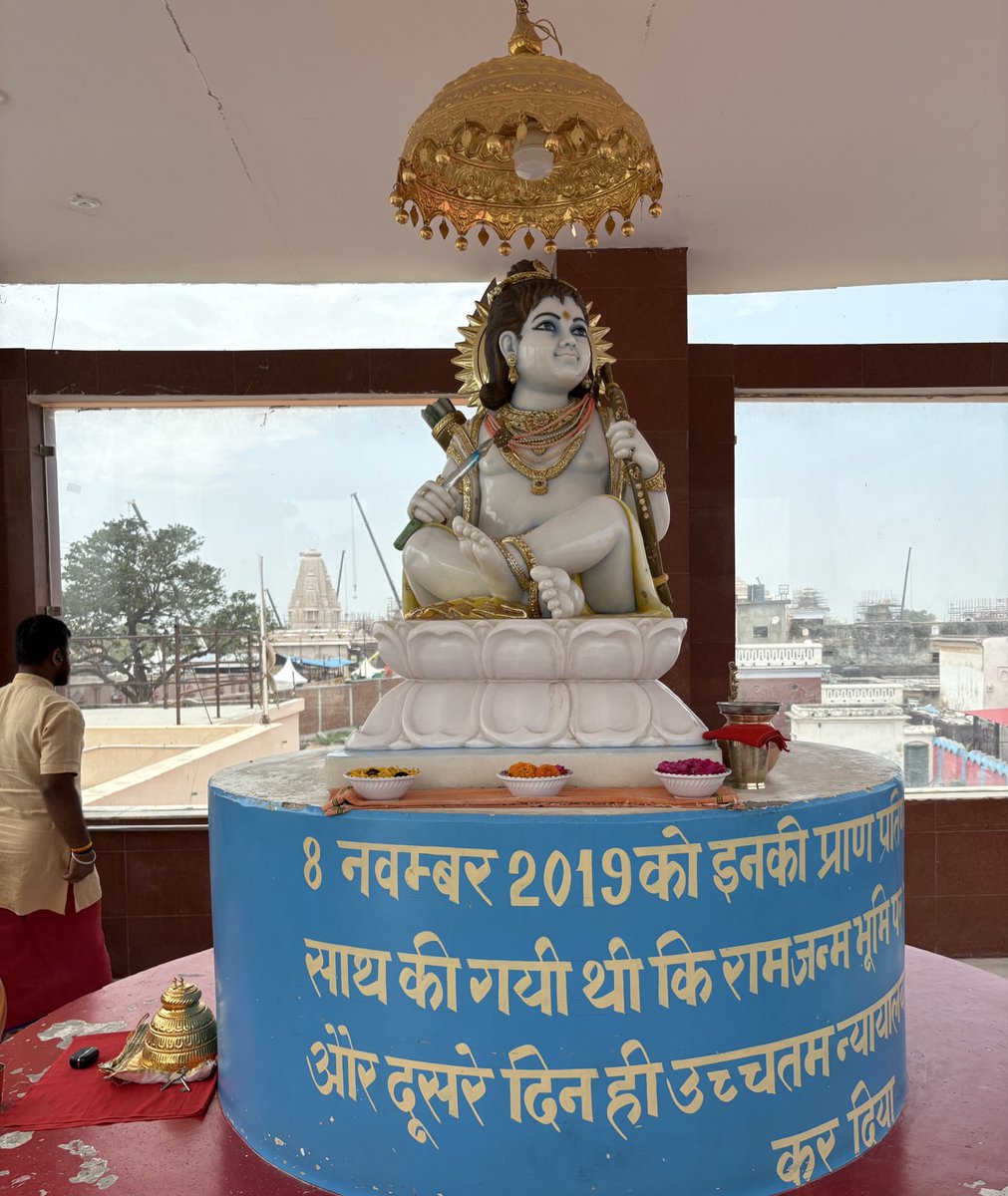 इष्टदेव मम बालक रामा। सोभा बपुष कोटि सत कामा॥
निज प्रभु बदन निहारि निहारी। लोचन सुफल करउँ उरगारी॥3॥