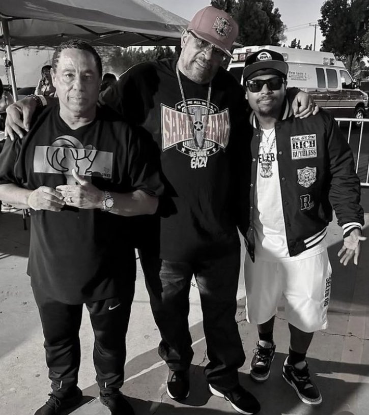 #TBThursday #Great #photo of <a href="/DJYELLAOFNWA/">DJ YELLA OF NWA</a> <a href="/UNDERWORLDCPTOG/">ComptonBigg A Ent</a> Bigg A &amp;Eric #LilEazyE <a href="/ewrightjr/">Lil Eazy E</a> on X &amp; lileazy_e #instagram from an #event a while back😎#Photo #RichAndRuthlessRecords ~ #Awesome #people #friends in #HipHop #Rap #Music #Entertainment #Business #Compton to #Worldwide