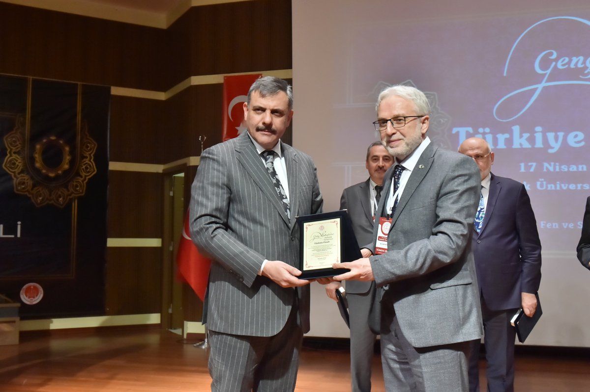 erzurummuftuluk's tweet photo. 📌Müftümüz Dr. Rüstem Can'ın jürisinde yer aldığı, Anadolu İmam Hatip liseleri ve ortaokulları arasında düzenlenen "Genç Muhafızlar Hafızlık Yarışması"nın Türkiye finali, Erzurum'da yapıldı. 
Yarışma sonunda Valimiz Çiftçi, Müftümüz Dr. Rüstem Can'a plaket takdim etti.
#AileYılı https://t.co/LtXcnmjJQM