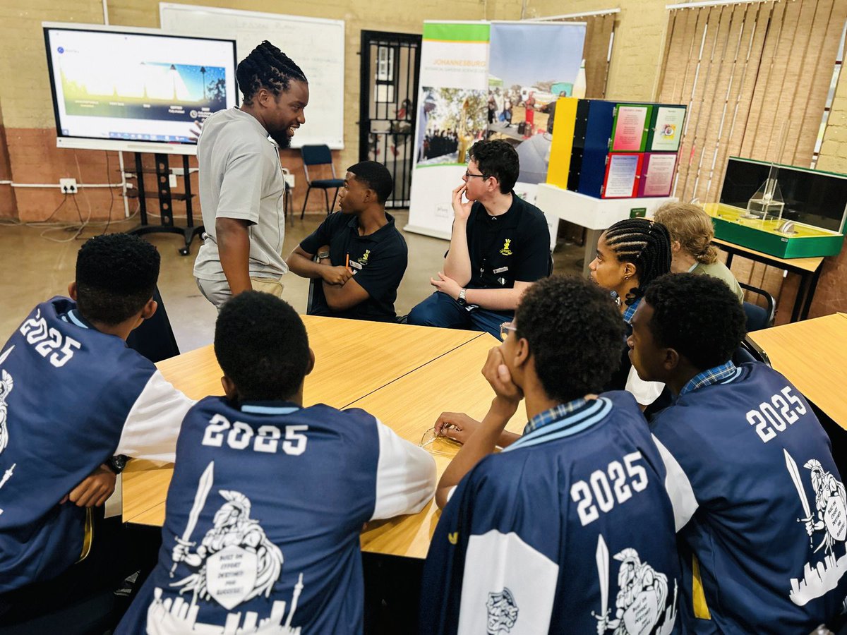 AfricaAstronomy's tweet image. In collaboration with BRICS Astronomy and Johannesburg City Parks &amp;amp; Zoo, a group of astronomers during the #AfAS2025 conference engaged with learners to mentor and guide in preparation for the Earth and Beyond Astro Fair…