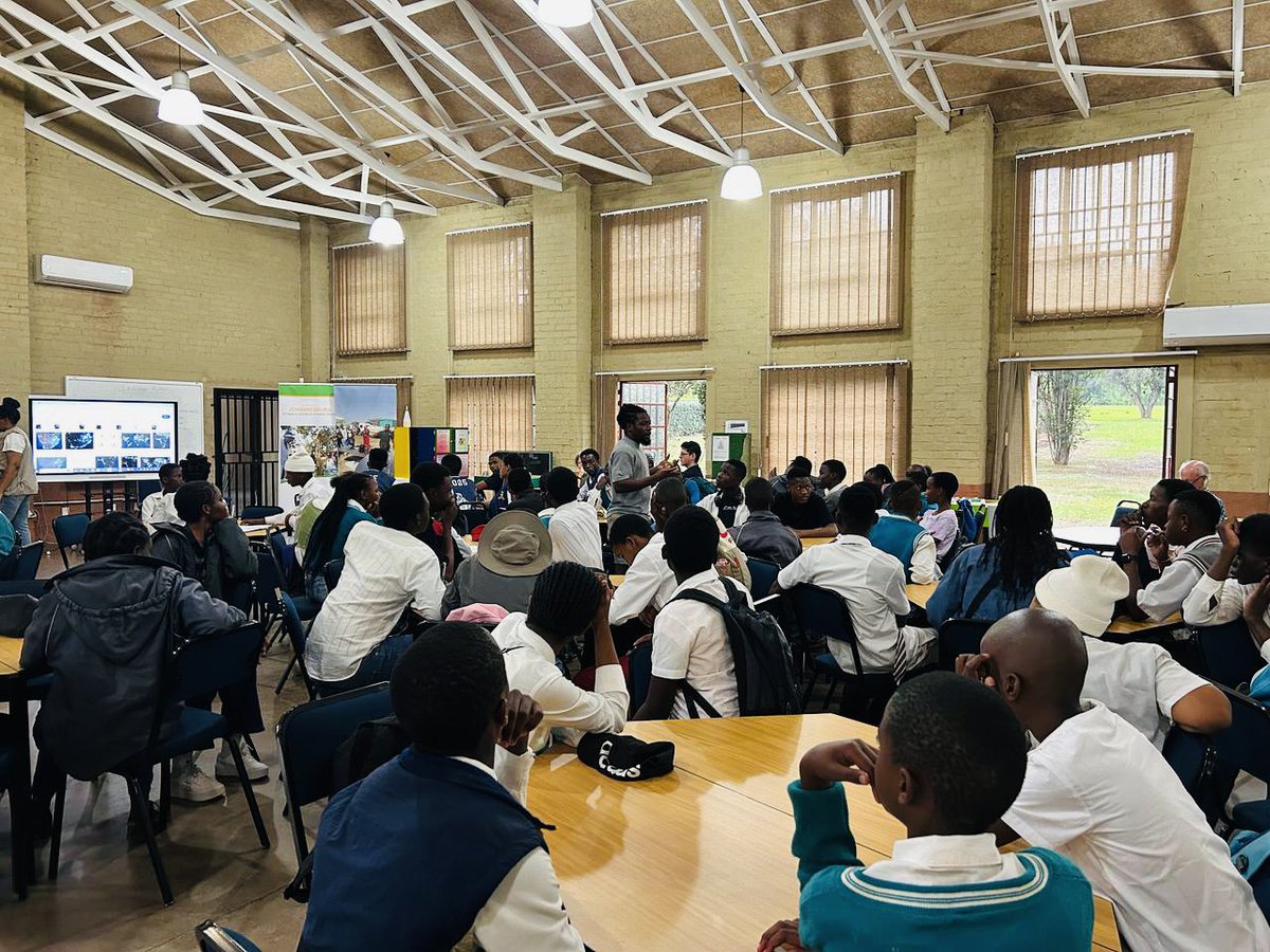 AfricaAstronomy's tweet image. In collaboration with BRICS Astronomy and Johannesburg City Parks &amp;amp; Zoo, a group of astronomers during the #AfAS2025 conference engaged with learners to mentor and guide in preparation for the Earth and Beyond Astro Fair…