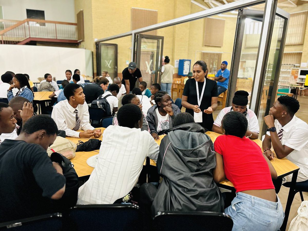 AfricaAstronomy's tweet image. In collaboration with BRICS Astronomy and Johannesburg City Parks &amp;amp; Zoo, a group of astronomers during the #AfAS2025 conference engaged with learners to mentor and guide in preparation for the Earth and Beyond Astro Fair…