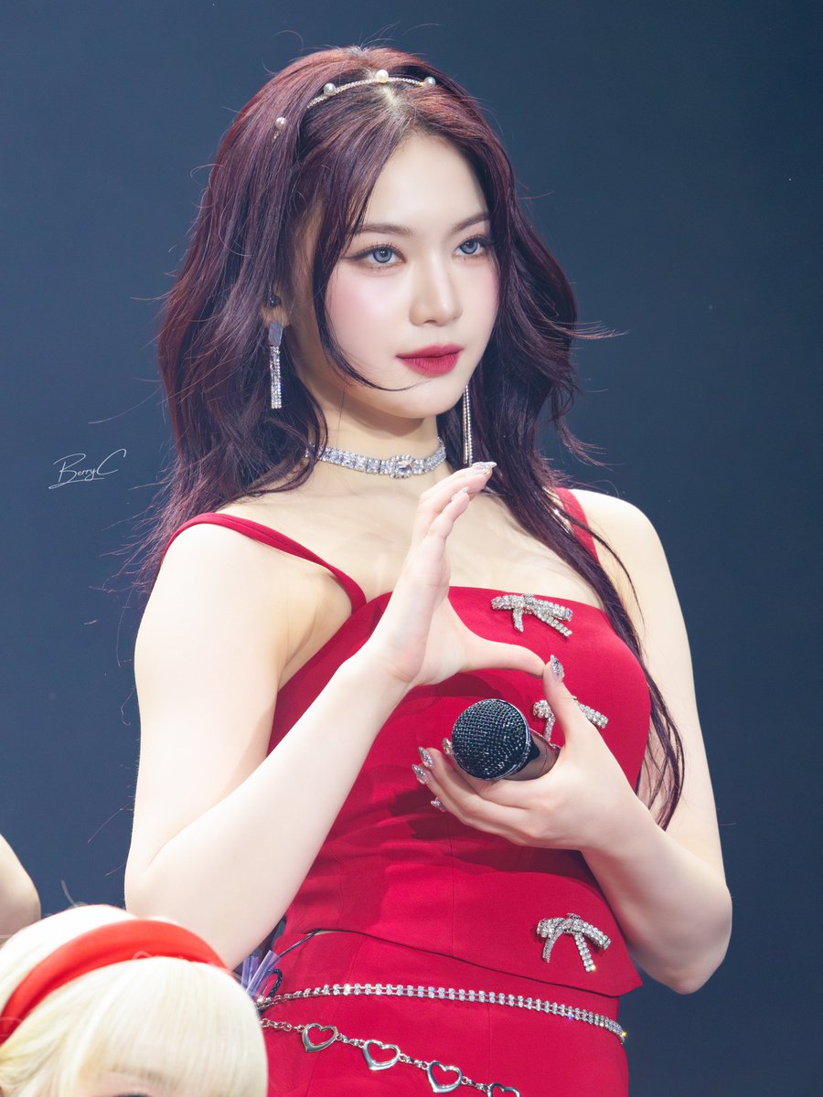 250413
😉💕

#스테이씨 #아이사
#STAYC #ISA