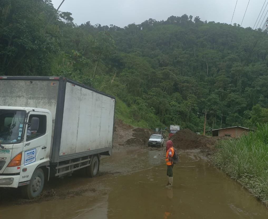 #Cañar | Habilitado un carril en la vía Zhud-Cochancay, sector Ocaña, km 48.

🚜Maquinaria continúa trabajando en el desalojo de un gran deslizamiento.
⚠️La circulación es de forma controlada.
Conduzca con precaución.