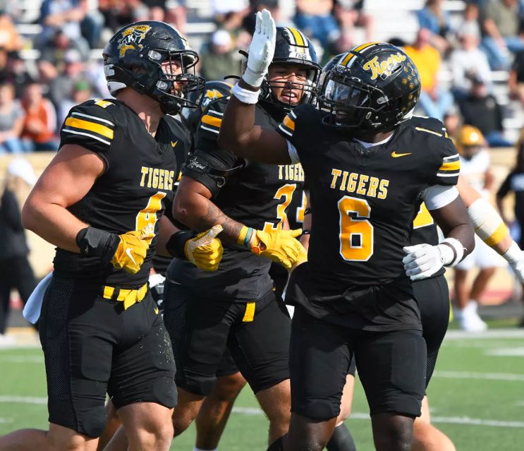 Aiden Webb (@aidenwebb30) on Twitter photo After a great conversation with <a href="/CoachKMurph/">Kyle Murphy</a> I am blessed to receive an offer from Fort Hays university.
<a href="/FHSUFootball/">FHSU Football</a> #defendthefort After a great conversation with <a href="/CoachKMurph/">Kyle Murphy</a> I am blessed to receive an offer from Fort Hays university.
<a href="/FHSUFootball/">FHSU Football</a> #defendthefort