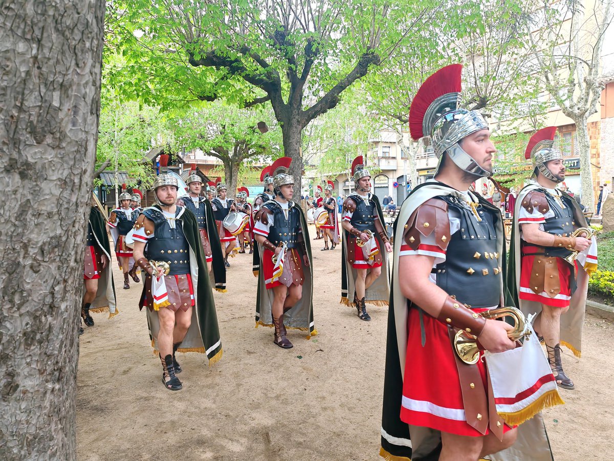 🛡️ Un grup d'armats ha visitat la residència de gent gran aquesta tarda en la tradicional desfilada d'honor del Via Crucis Vivent

Bona nit✨