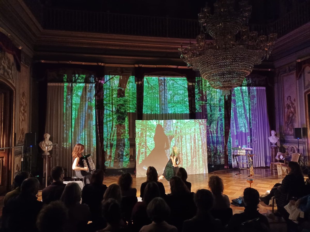 patrimonigencat's tweet image. 🏛️🎭Arrenca l’#EntreVeus, el festival de narració oral pel Dia Internacional dels Monuments!

✨'El salto del ciervo' d'Inés Boza i Edurne Arizu ha omplert el Palau Moja de música, dansa i històries que ens parlen de memòria i veu pròpia.

👉 Patrimoni.gencat.cat/entreveus